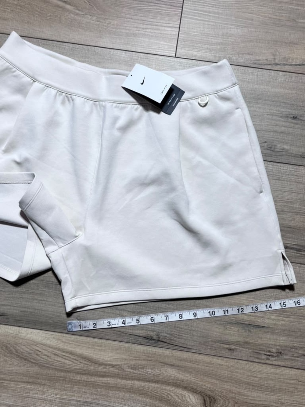 Nike Womens 24.7 Impossiblysoft Mid-Rise Loose 4” Shorts Size XL Light Cream - Picture 6 of 16